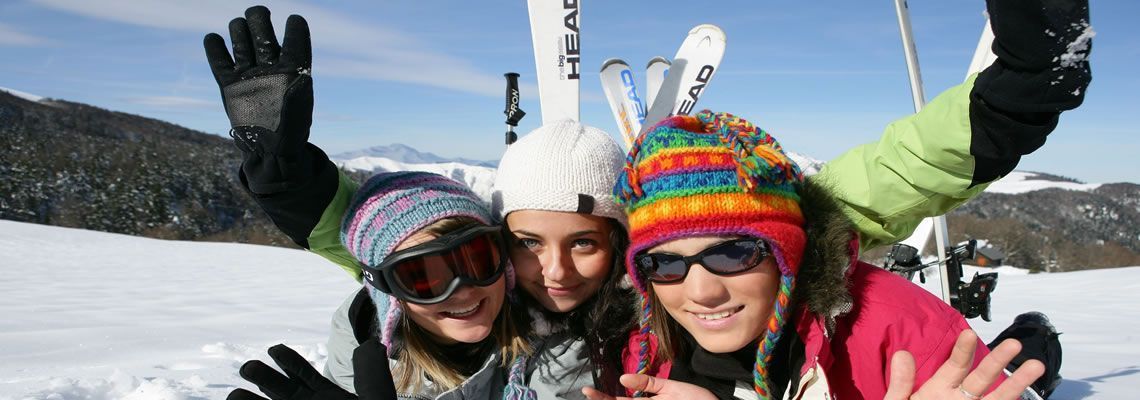 Ragazze felici con abbigliamento acquistato presso il negozio San Rocco a Livigno