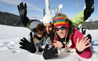 Ragazze felici con abbigliamento acquistato presso il negozio San Rocco a Livigno