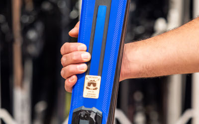 Ragazze felici con abbigliamento acquistato presso il negozio San Rocco a Livigno