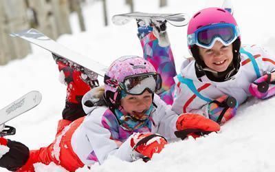 Bambine con attrezzatura noleggiata presso noleggio sci San Rocco di Livigno